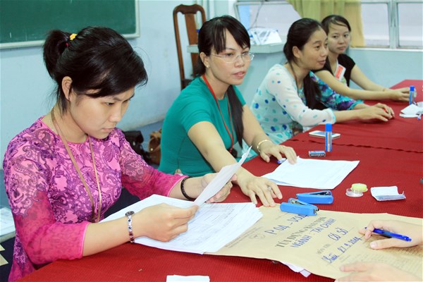 giáo viên kiểm tra bài thi cao học