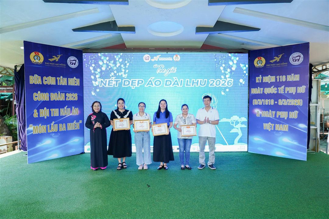 LHU tổ chức chuỗi hoạt động ý nghĩa chào mừng Ngày Quốc tế Phụ nữ 8/3, gắn kết Nhà giáo – Người lao động  Ngày 08/3/2026, Trường Đại học Lạc Hồng (LHU) đã tổ chức chuỗi hoạt động chào mừng 116 năm Ngày Quốc tế Phụ nữ (08/3/1910 – 08/3/2026) và chương trình “Bữa Cơm Tân niên Công đoàn” năm 2026 tại Hội quán Trấn Biên, dành cho đội ngũ Nhà giáo, Người lao động trong toàn trường. Chương trình được tổ chức nhằm tạo không gian giao lưu, gắn kết giữa các đơn vị trong toàn trường, đồng thời góp phần lan tỏa tinh thần đoàn kết, sẻ chia và xây dựng môi trường làm việc tích cực trong đại gia đình LHU. Hình 1 Điểm nhấn của chương trình là hội thi nấu ăn với chủ đề “Món lẩu ba miền”, thu hút sự tham gia của các công đoàn bộ phận trong toàn trường. Tại hội thi, các đội đã cùng nhau thể hiện sự khéo léo và sáng tạo trong chế biến những món lẩu đặc trưng của ẩm thực ba miền Bắc – Trung – Nam. Không chỉ chú trọng hương vị, các đội còn đầu tư công phu trong cách trình bày và thuyết trình ý tưởng món ăn, mang đến nhiều sắc màu ẩm thực phong phú và hấp dẫn. Không khí hội thi diễn ra sôi nổi với sự cổ vũ nhiệt tình của các cổ động viên, tạo nên một sân chơi giao lưu vui tươi, góp phần tăng cường sự gắn kết giữa các đơn vị trong nhà trường. Hình 2 Trong khuôn khổ chương trình, Ban tổ chức cũng đã trao giải cuộc thi ảnh “Duyên dáng áo dài LHU 2026”, nhằm tôn vinh vẻ đẹp duyên dáng, thanh lịch của nữ cán bộ, giảng viên và người lao động trong tà áo dài truyền thống. Những bức ảnh dự thi không chỉ ghi lại những khoảnh khắc đẹp của đội ngũ nữ Nhà giáo – Người lao động LHU mà còn lan tỏa hình ảnh người phụ nữ hiện đại, tự tin, năng động và đầy nhiệt huyết trong công việc. Cuộc thi đã nhận được sự hưởng ứng tích cực từ các đơn vị trong trường, góp phần lan tỏa giá trị văn hóa truyền thống và tôn vinh vẻ đẹp của người phụ nữ Việt Nam. Hình 3 Sau các hoạt động thi và trao giải, toàn thể Nhà giáo và Người lao động đã cùng tham gia chương trình “Bữa cơm Tân niên Công đoàn” trong không khí thân tình, ấm áp. Đây là dịp để các thành viên trong đại gia đình LHU cùng gặp gỡ, giao lưu, chia sẻ niềm vui đầu năm; qua đó tăng cường tinh thần đoàn kết, xây dựng môi trường làm việc tích cực và gắn bó trong toàn trường.  Chuỗi hoạt động chào mừng Ngày Quốc tế Phụ nữ 8/3 không chỉ thể hiện sự quan tâm của nhà trường đối với đội ngũ nữ Nhà giáo và Người lao động mà còn góp phần lan tỏa những giá trị tốt đẹp, xây dựng văn hóa đoàn kết và nhân văn trong cộng đồng LHU.