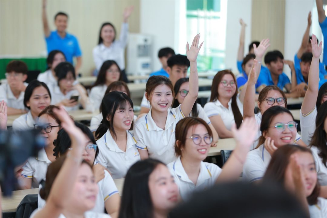 Sinh viên Ngành Quan hệ Công chúng tham dự tích cực các buổi hội thảo